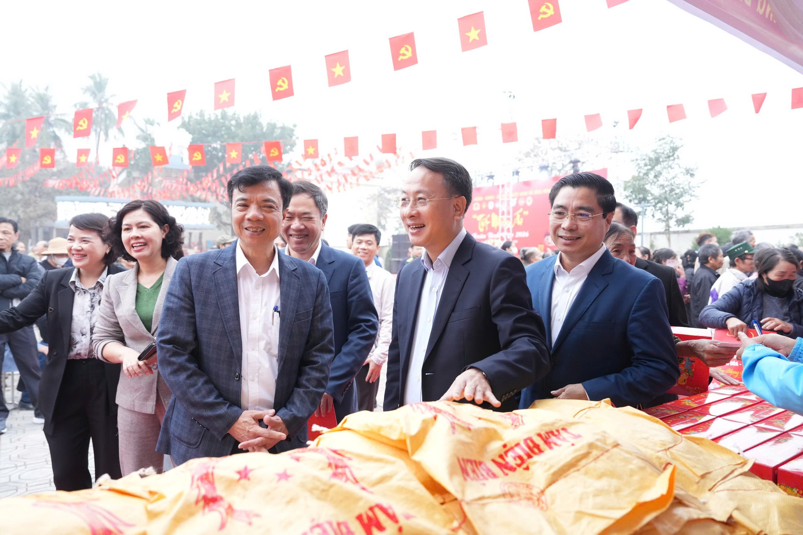 Xã Ứng Hòa: Ấm áp chương trình Tết Nhân ái, trao 500 suất quà cho các hộ khó khăn - ảnh 2