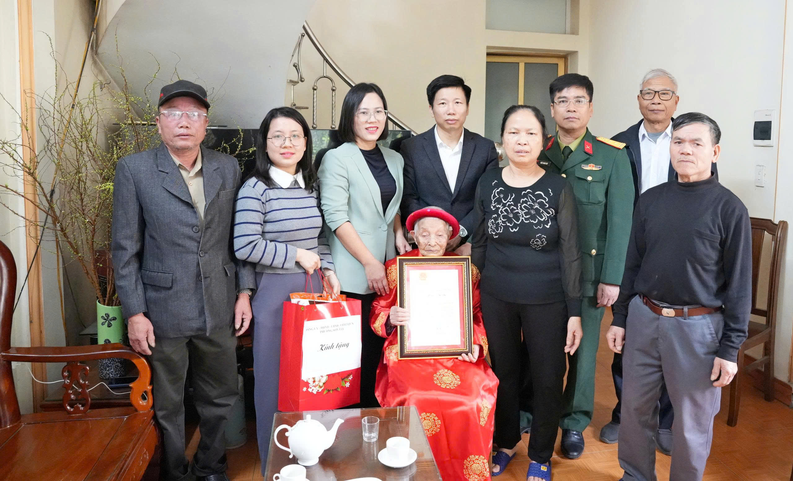 Đoàn Đại biểu Quốc hội TP Hà Nội tặng quà tết tại 3 xã phường - ảnh 8