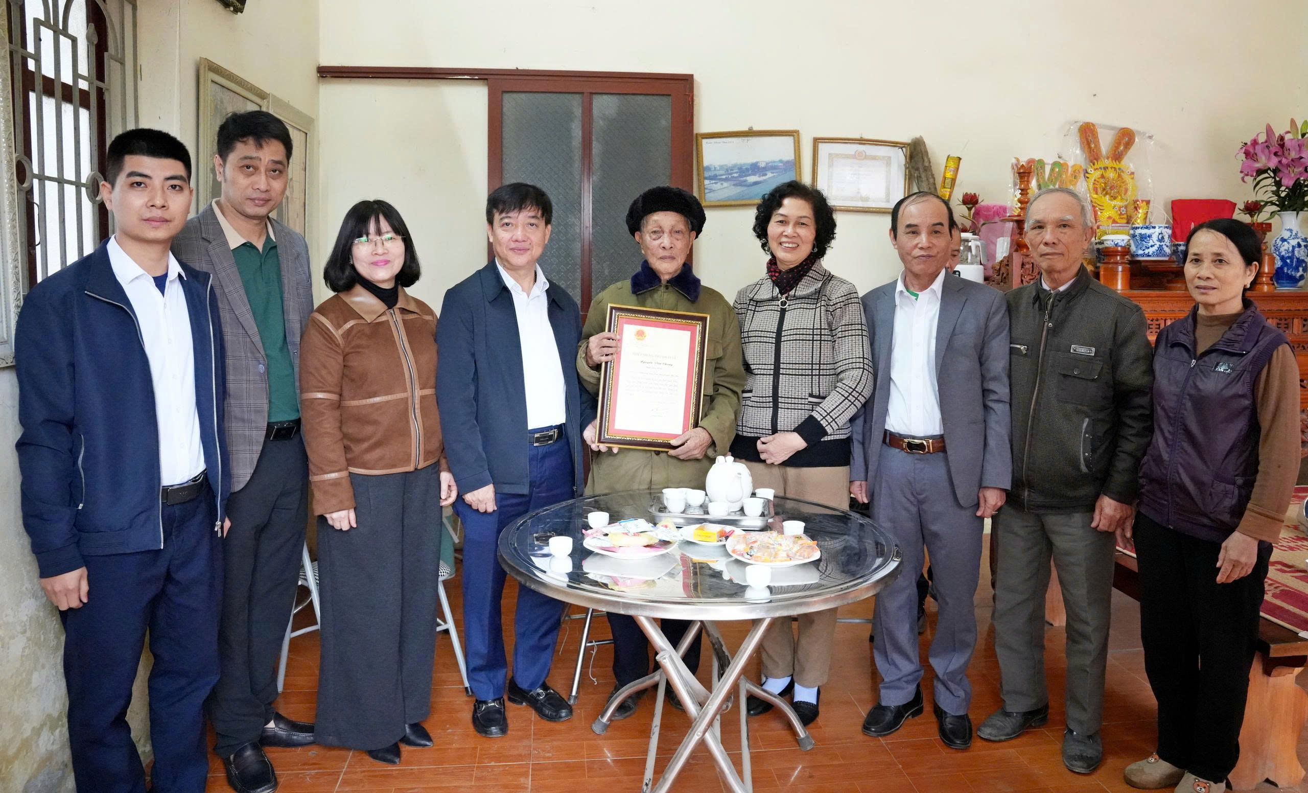 Đoàn Đại biểu Quốc hội TP Hà Nội tặng quà tết tại 3 xã phường - ảnh 6