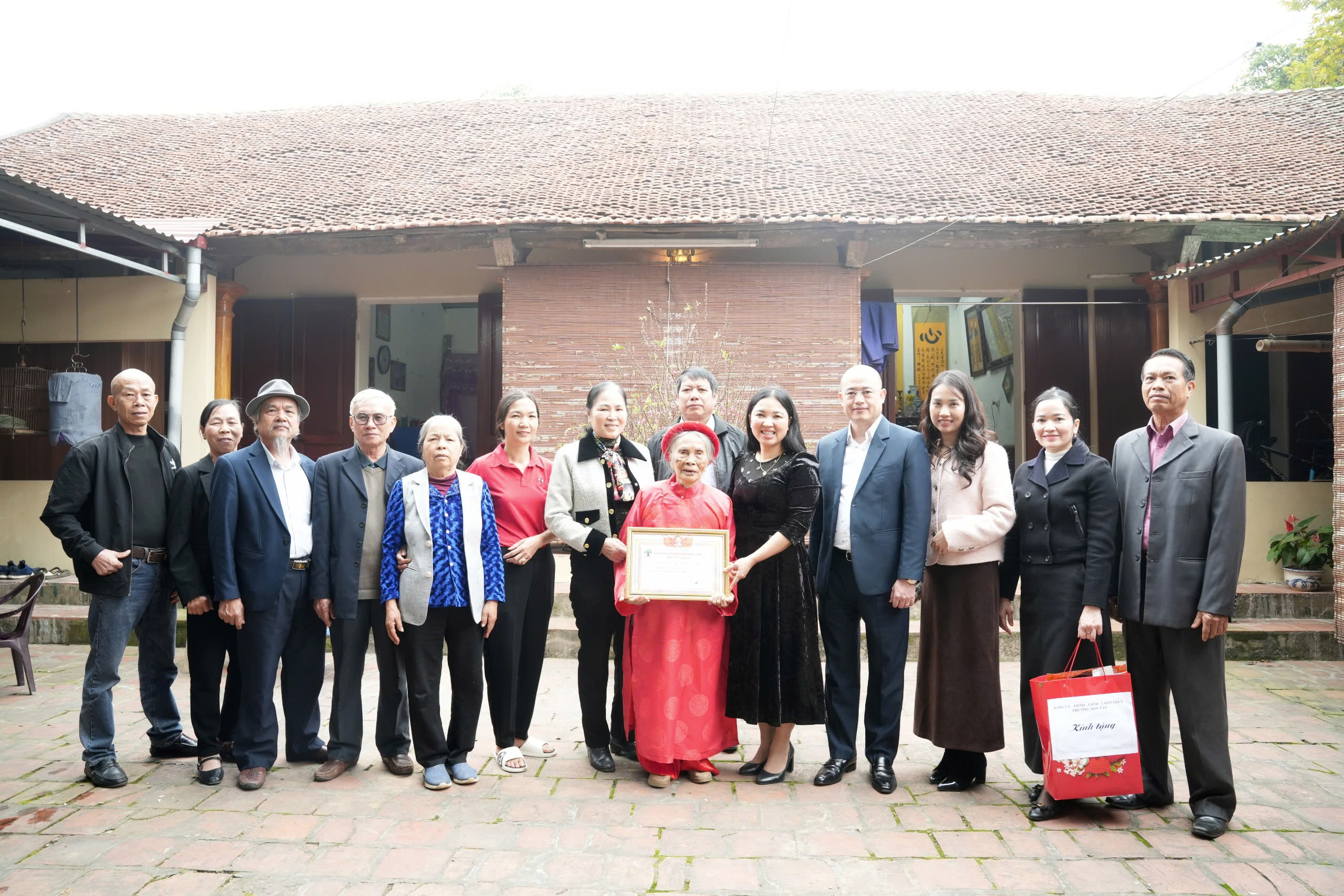 Đoàn Đại biểu Quốc hội TP Hà Nội tặng quà tết tại 3 xã phường - ảnh 7