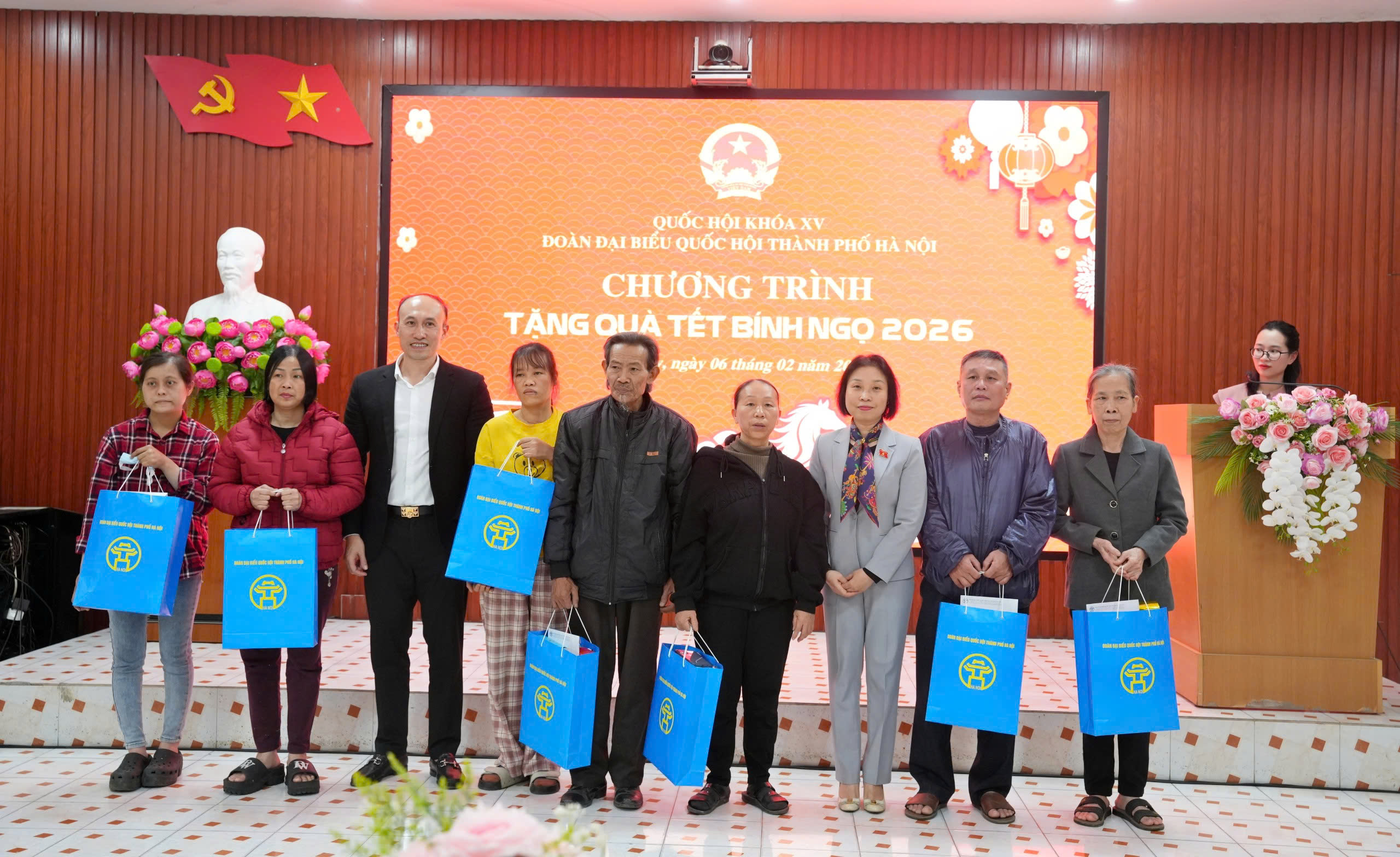 Đoàn Đại biểu Quốc hội TP Hà Nội tặng quà tết tại 3 xã phường - ảnh 4