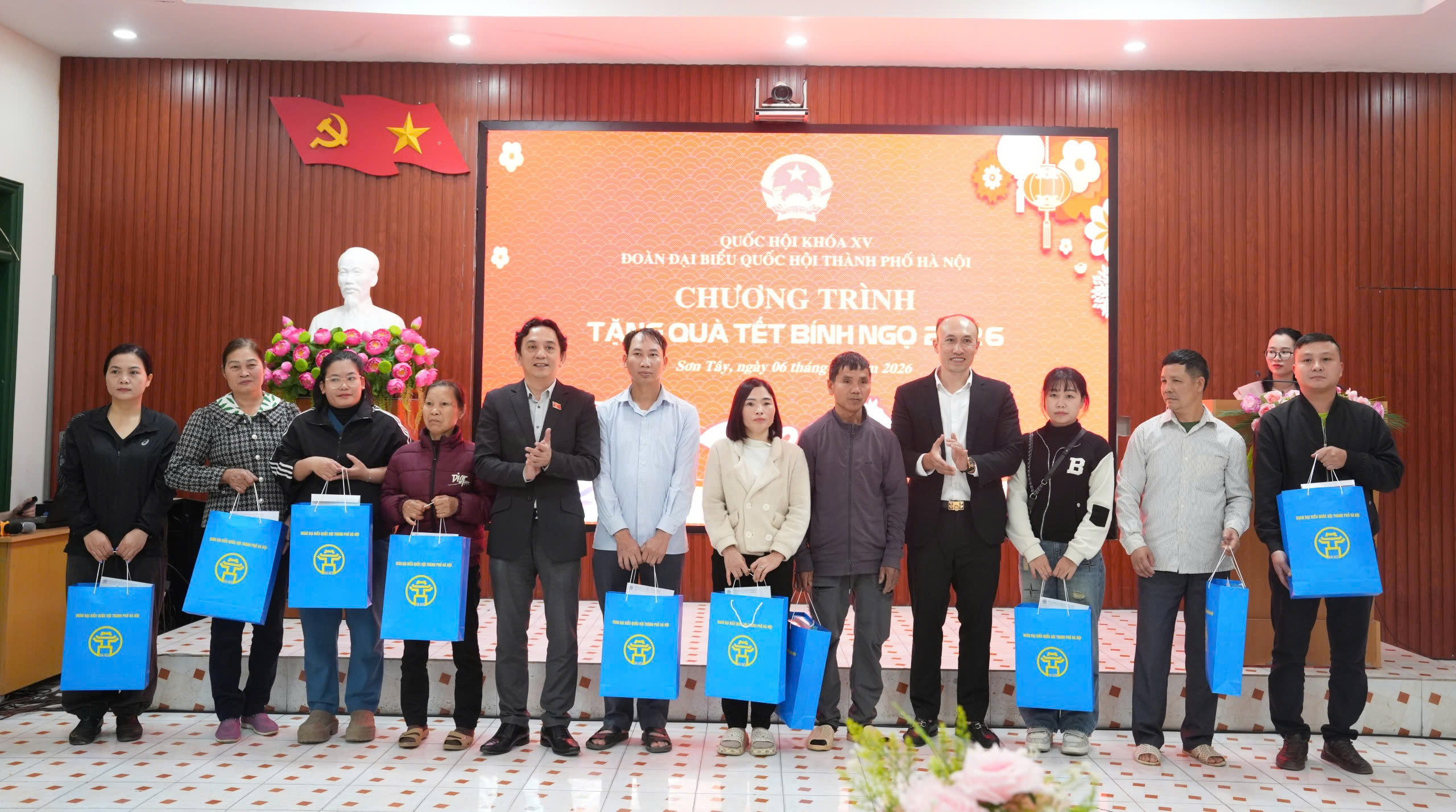 Đoàn Đại biểu Quốc hội TP Hà Nội tặng quà tết tại 3 xã phường - ảnh 5