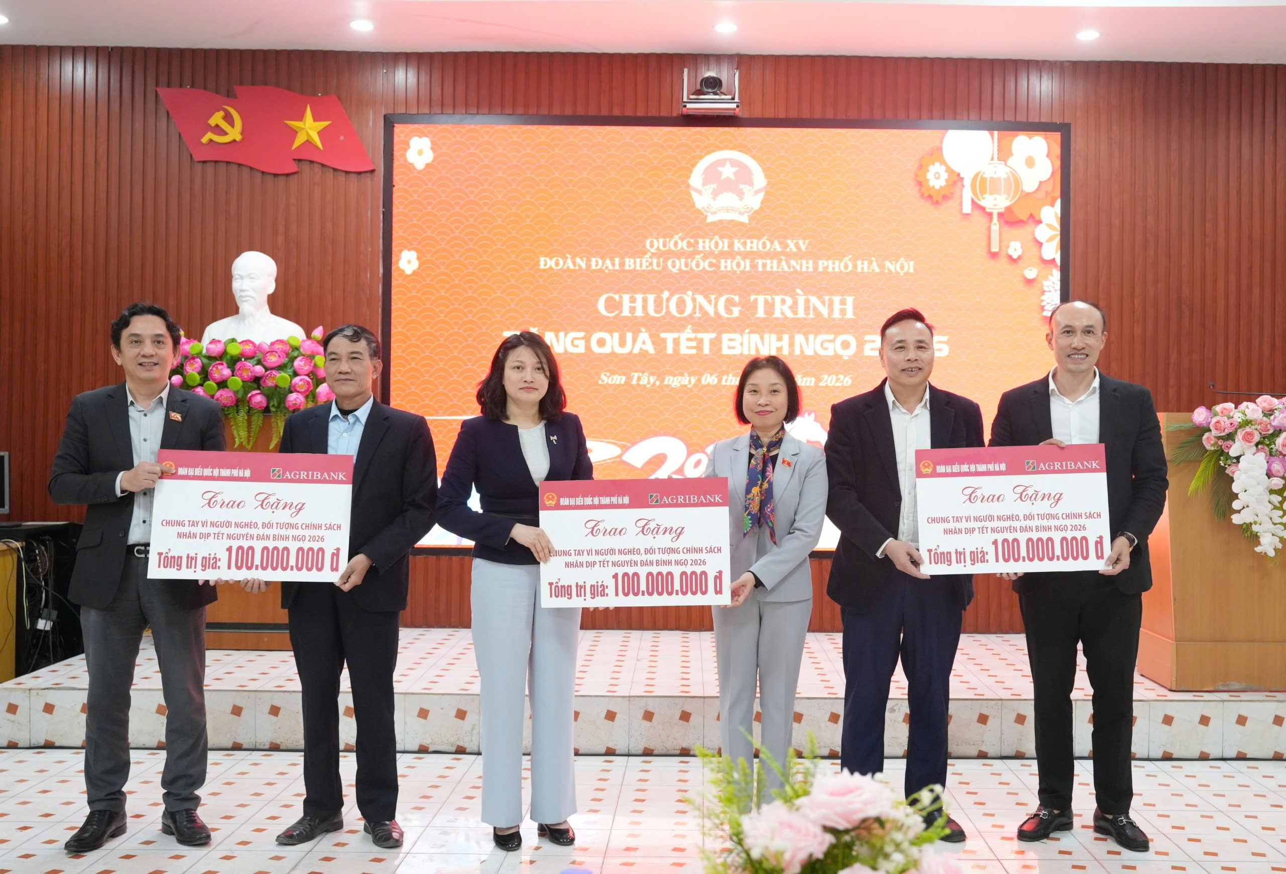 Đoàn Đại biểu Quốc hội TP Hà Nội tặng quà tết tại 3 xã phường - ảnh 3