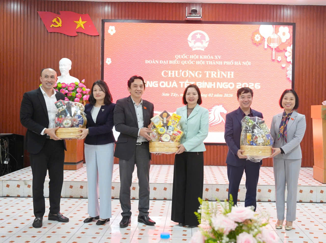 Đoàn Đại biểu Quốc hội TP Hà Nội tặng quà tết tại 3 xã phường - ảnh 2