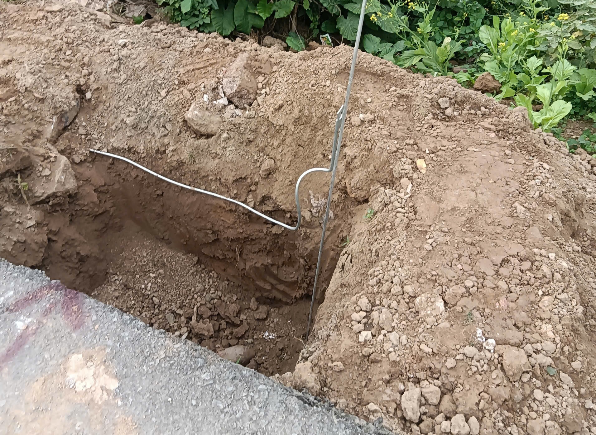 Dự án lắp đèn chiếu sáng ở xã Vân Đình dở dang, người dân mòn mỏi chờ đợi - ảnh 2