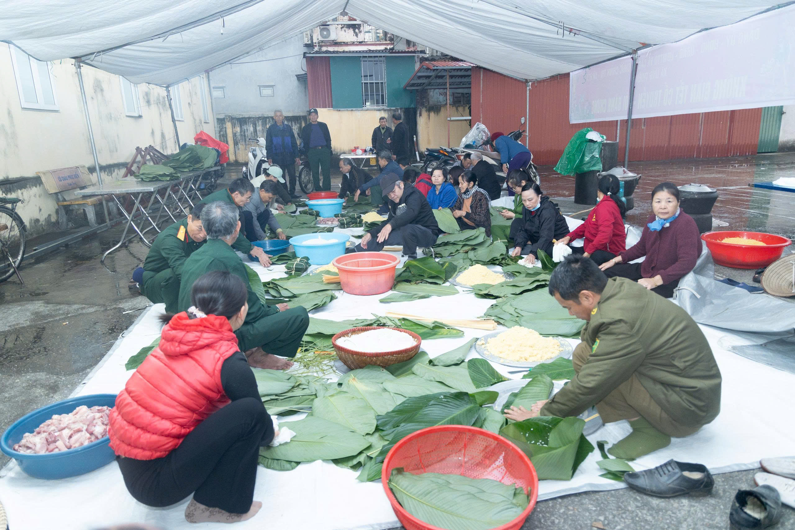Lãnh đạo, cán bộ và nhân dân xã Ứng Thiên gói bánh chưng để trao tặng tại chương trình Tết Nhân ái - ảnh 7