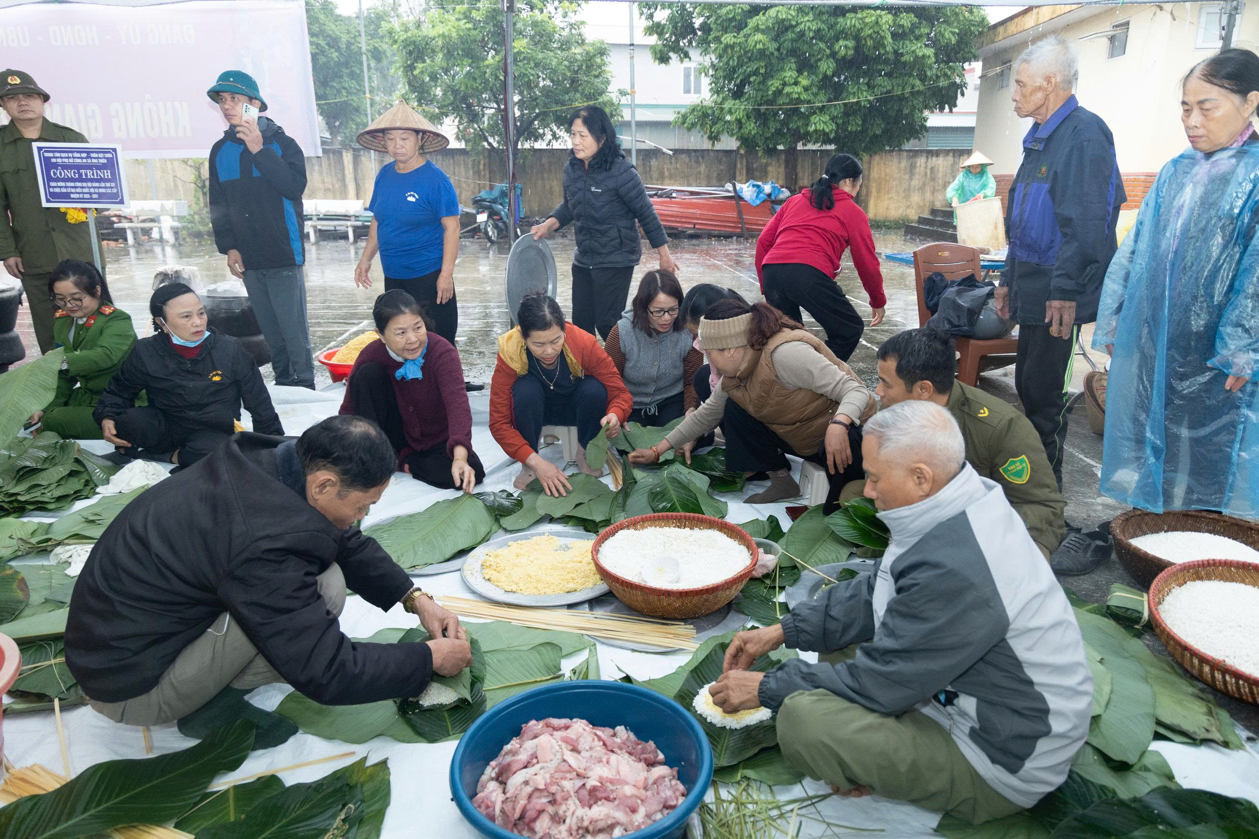 Lãnh đạo, cán bộ và nhân dân xã Ứng Thiên gói bánh chưng để trao tặng tại chương trình Tết Nhân ái - ảnh 6