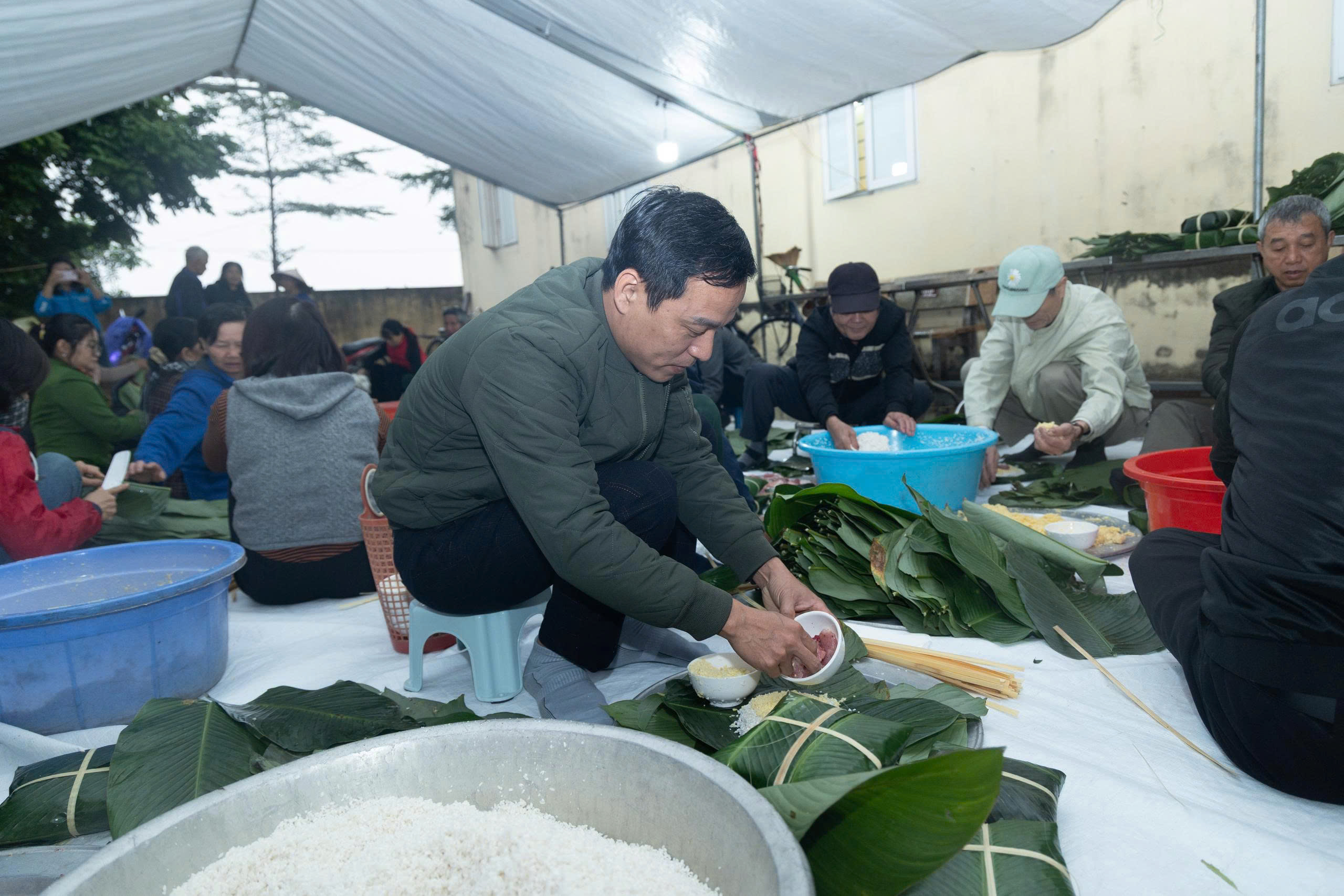 Lãnh đạo, cán bộ và nhân dân xã Ứng Thiên gói bánh chưng để trao tặng tại chương trình Tết Nhân ái - ảnh 2