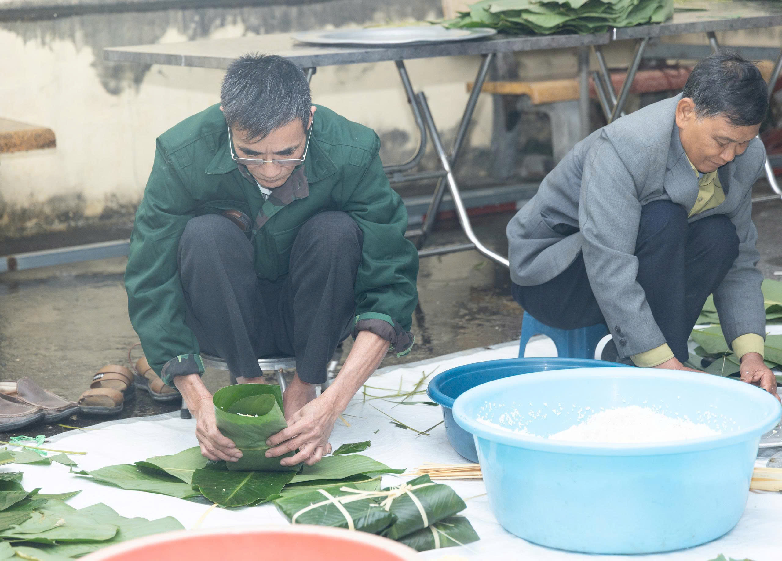 Lãnh đạo, cán bộ và nhân dân xã Ứng Thiên gói bánh chưng để trao tặng tại chương trình Tết Nhân ái - ảnh 3
