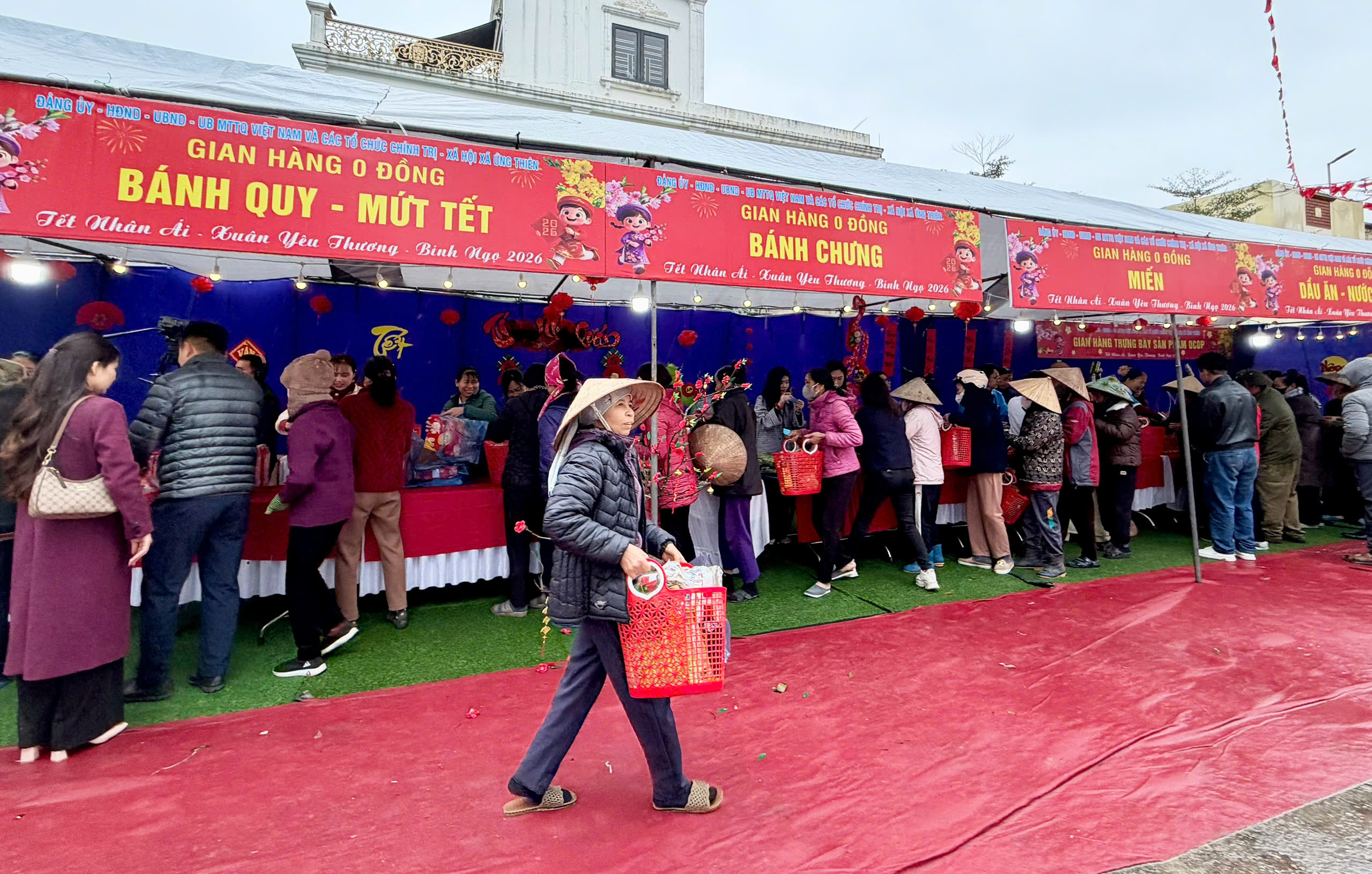 Xã Ứng Thiên: Trao tặng hơn 500 suất quà Tết cho các gia đình khó khăn - ảnh 20