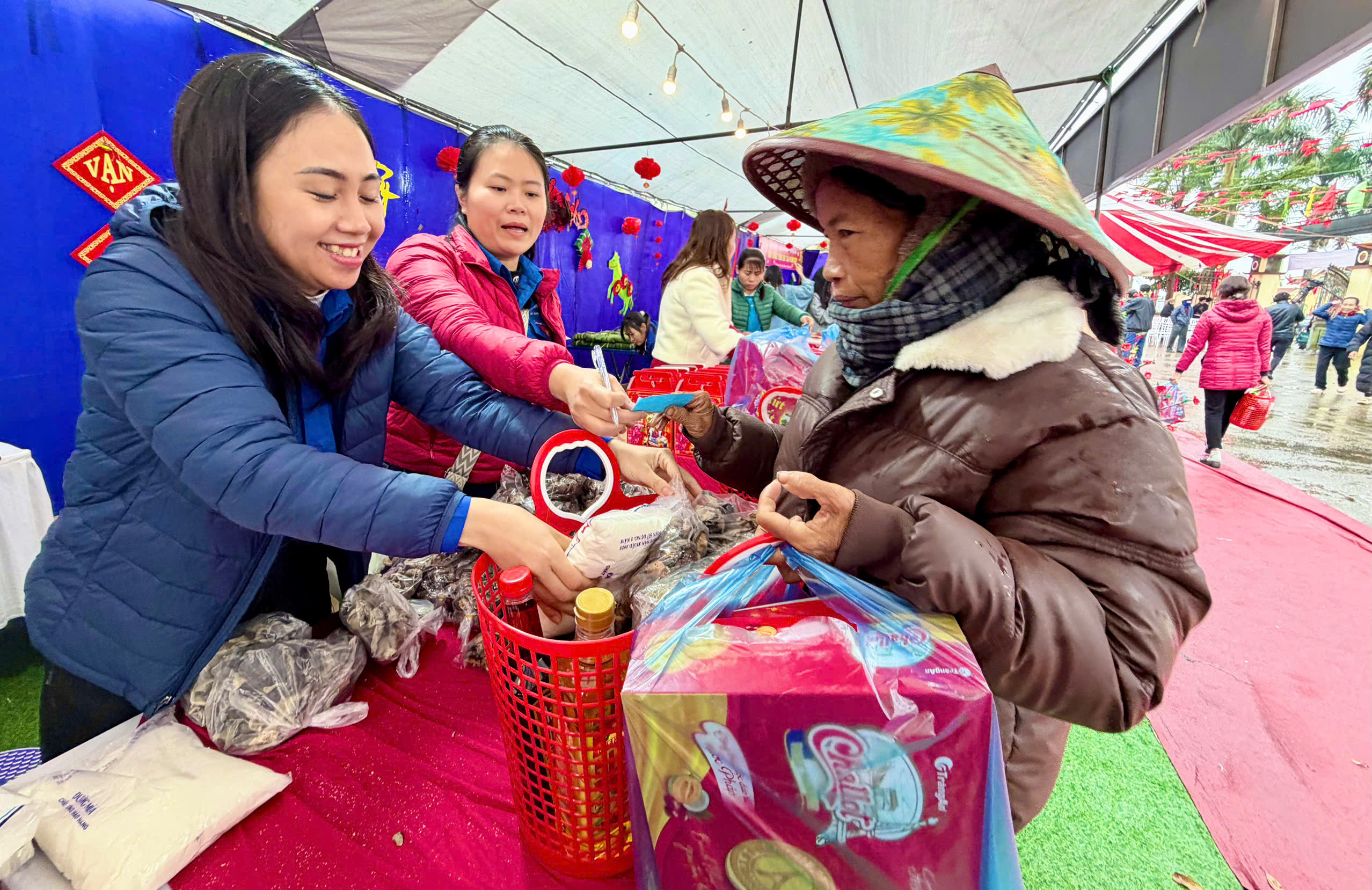Xã Ứng Thiên: Trao tặng hơn 500 suất quà Tết cho các gia đình khó khăn - ảnh 19