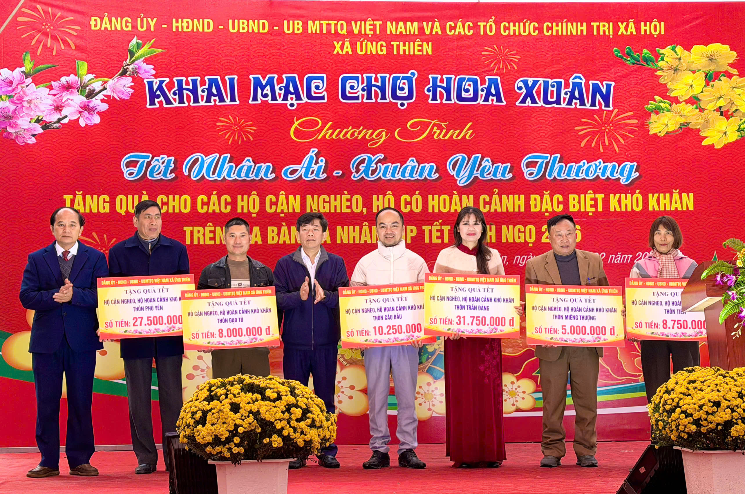 Xã Ứng Thiên: Trao tặng hơn 500 suất quà Tết cho các gia đình khó khăn - ảnh 12