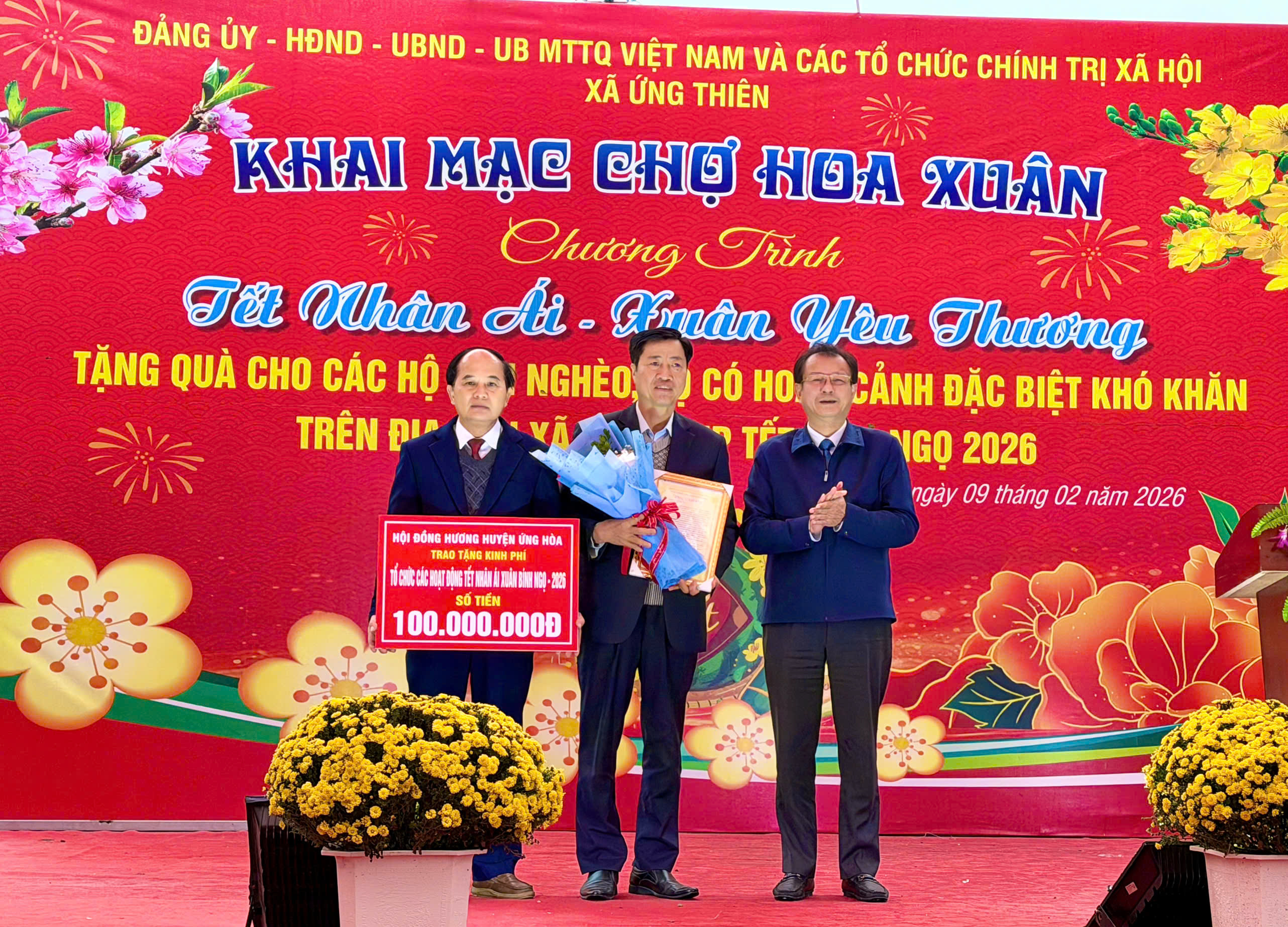 Xã Ứng Thiên: Trao tặng hơn 500 suất quà Tết cho các gia đình khó khăn - ảnh 6