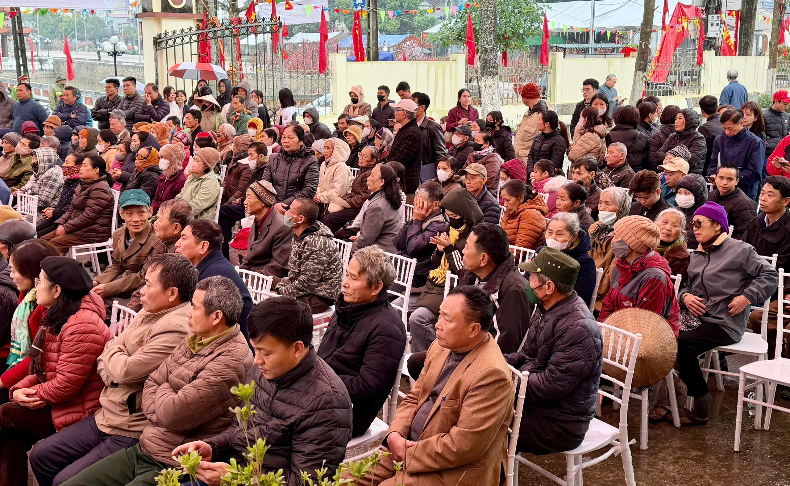 Xã Ứng Thiên: Trao tặng hơn 500 suất quà Tết cho các gia đình khó khăn - ảnh 2