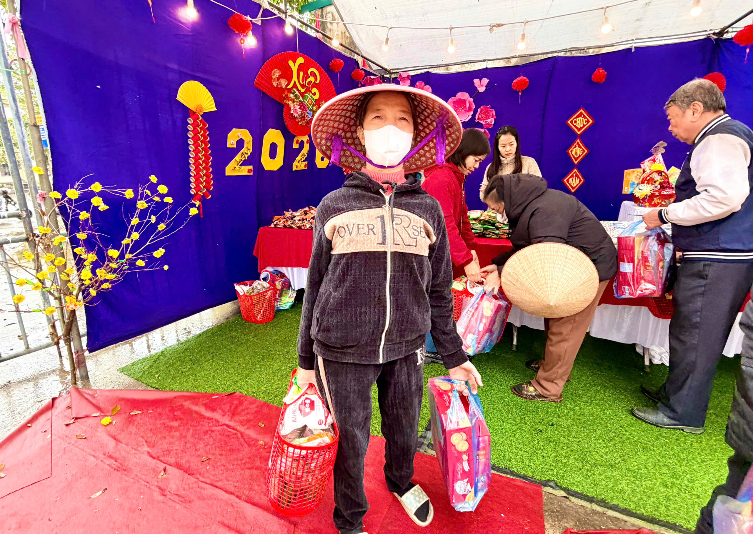 Xã Ứng Thiên: Trao tặng hơn 500 suất quà Tết cho các gia đình khó khăn - ảnh 21