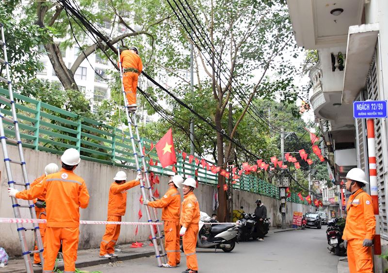 EVNHANOI chỉnh trang đồng bộ lưới điện, bảo đảm Thủ đô sáng - xanh - an toàn dịp Tết Bính Ngọ 2026 - ảnh 1
