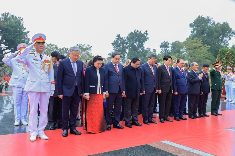 Lãnh đạo Đảng, Nhà nước vào Lăng viếng Chủ tịch Hồ Chí Minh nhân dịp Tết Nguyên đán Bính Ngọ - ảnh 4