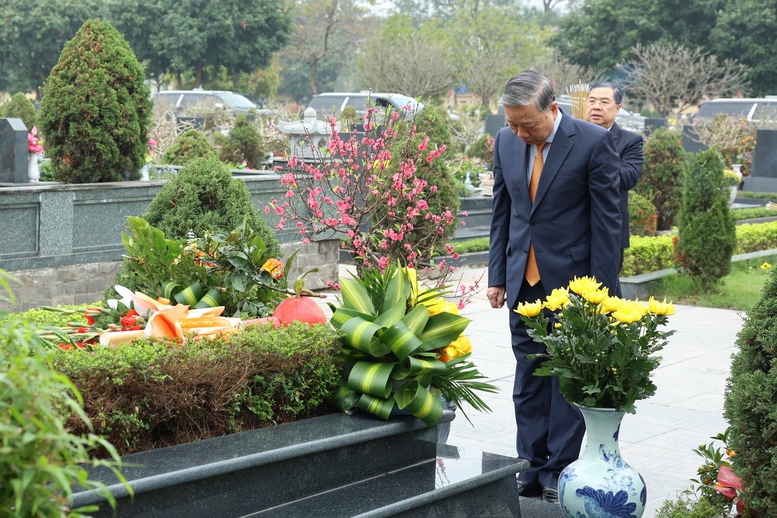 Lãnh đạo Đảng, Nhà nước vào Lăng viếng Chủ tịch Hồ Chí Minh nhân dịp Tết Nguyên đán Bính Ngọ - ảnh 7