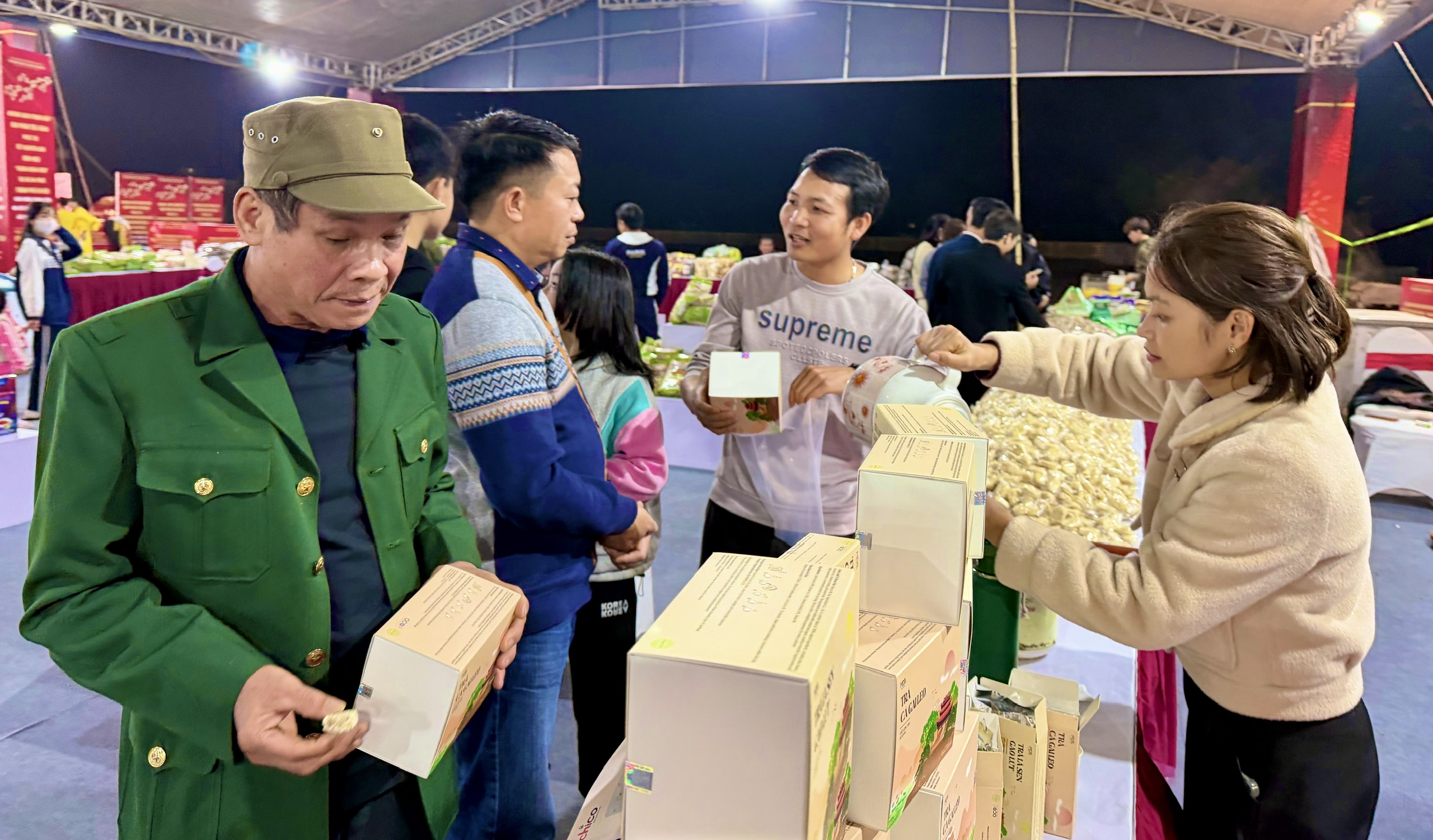 Nguồn cung dồi dào, thị trường ổn định: Người dân Thủ đô yên tâm mua sắm Tết - ảnh 2