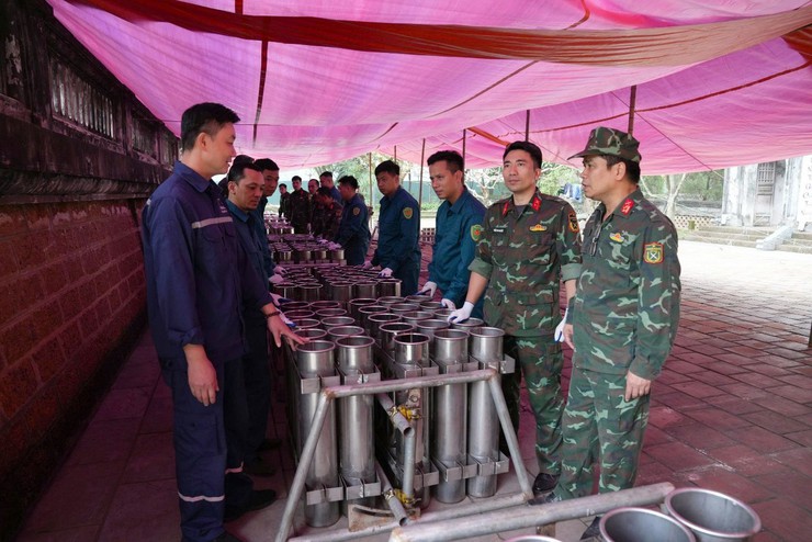 Sơn Tây sẵn sàng bắn pháo hoa chào năm mới Bính Ngọ 2026 - ảnh 2
