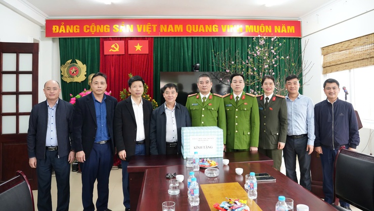 Lãnh đạo phường Sơn Tây thăm, tặng quà các đơn vị trực Tết Bính Ngọ 2026 - ảnh 2