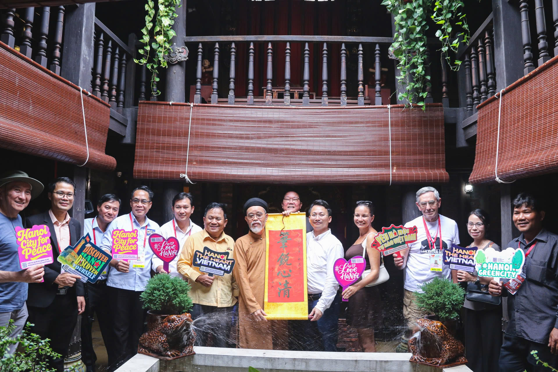 Xuân Bính Ngọ ở Bát Tràng: Nét chữ khai xuân níu chân du khách - ảnh 3