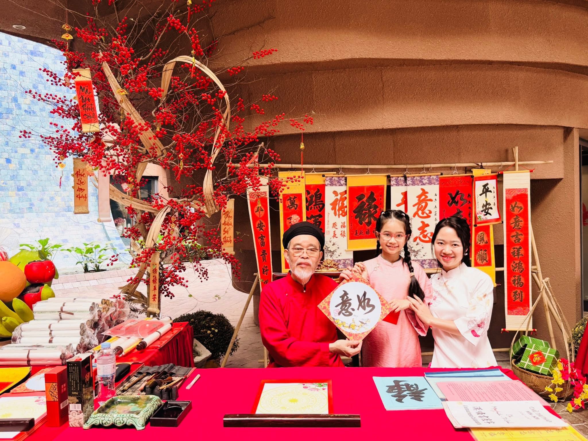 Xuân Bính Ngọ ở Bát Tràng: Nét chữ khai xuân níu chân du khách - ảnh 2