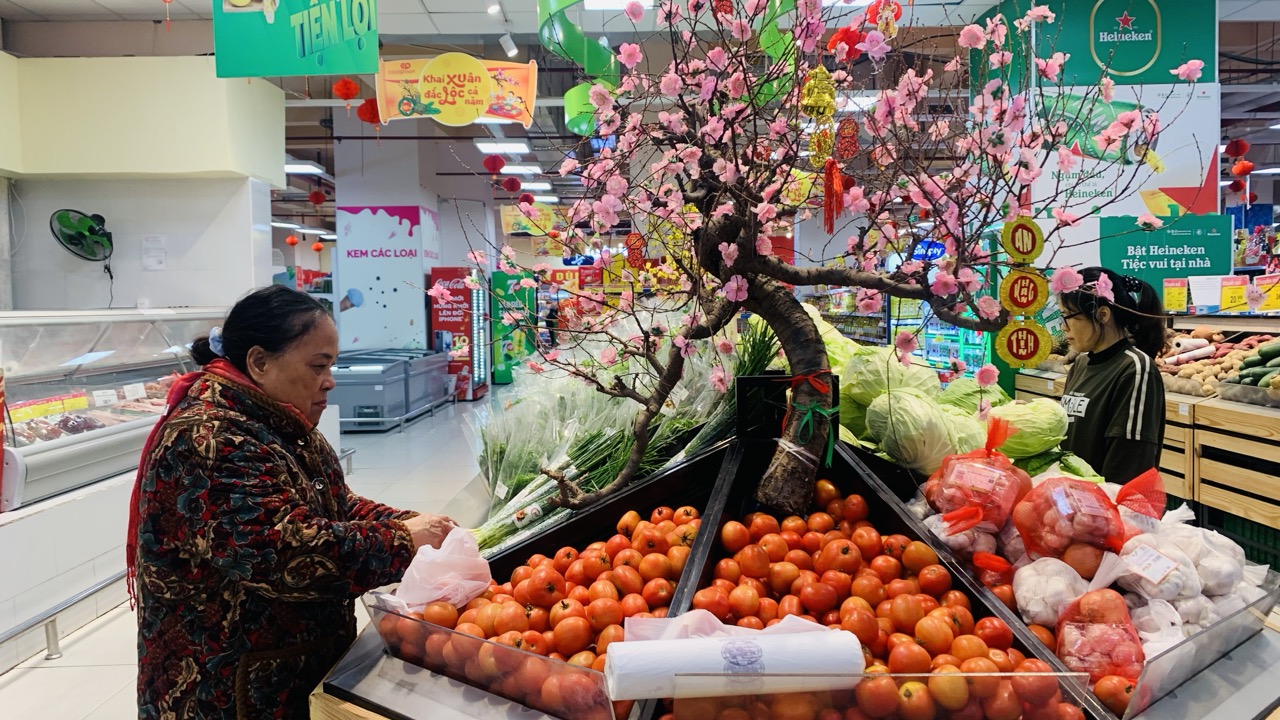 Ngày Mùng 3 Tết Bính Ngọ 2026, thị trường hàng hóa trên cả nước bắt đầu sôi động trở lại - ảnh 2