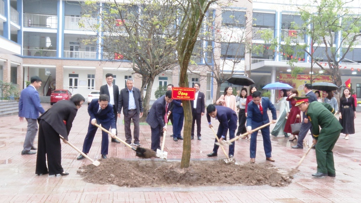 Xã Ứng Hoà thực hiện nghiêm phương châm “trồng cây đi đôi với chăm sóc, bảo vệ” - ảnh 4