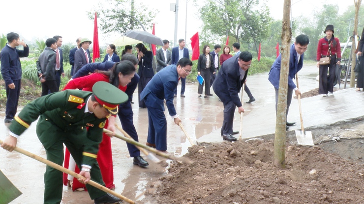 Xã Ứng Hoà thực hiện nghiêm phương châm “trồng cây đi đôi với chăm sóc, bảo vệ” - ảnh 5