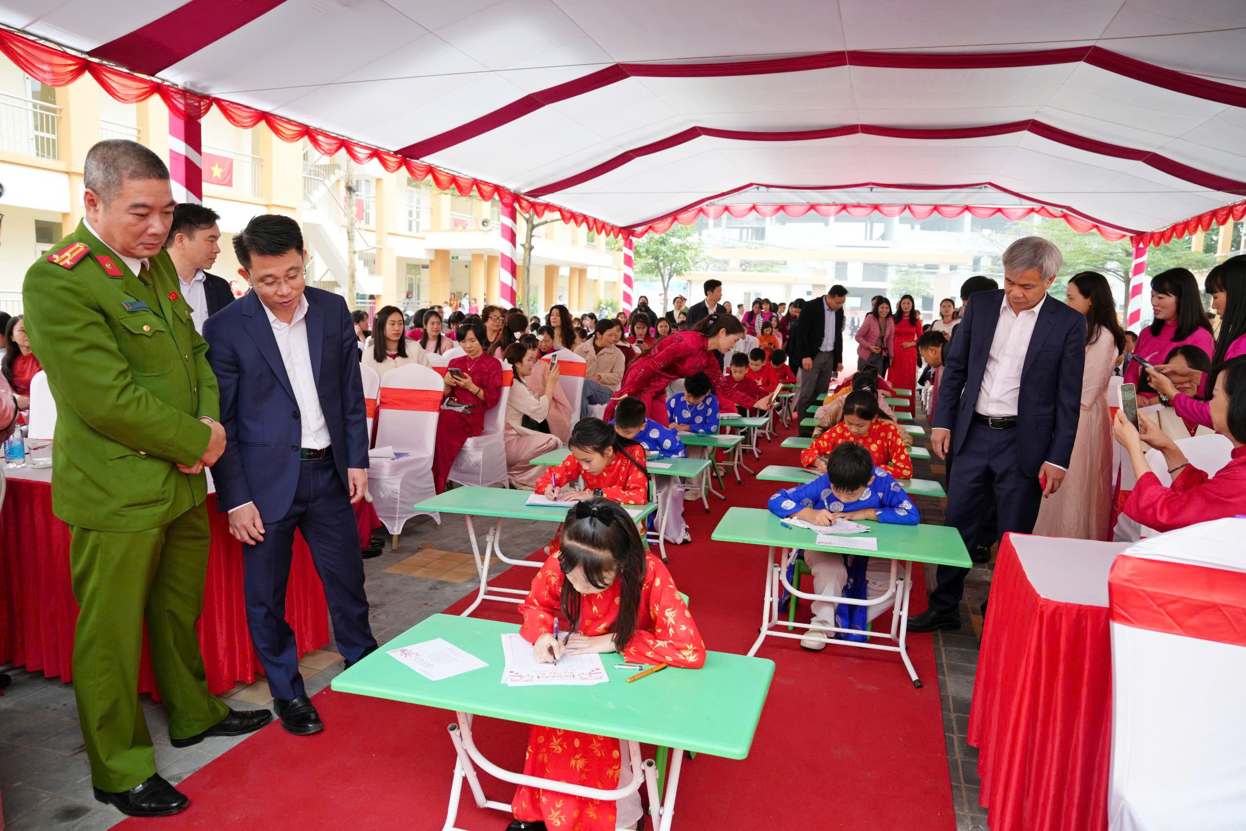 Phường Sơn Tây khai bút đầu năm và phát động Tết trồng 2.000 cây dịp Xuân Bính Ngọ 2026 - ảnh 4