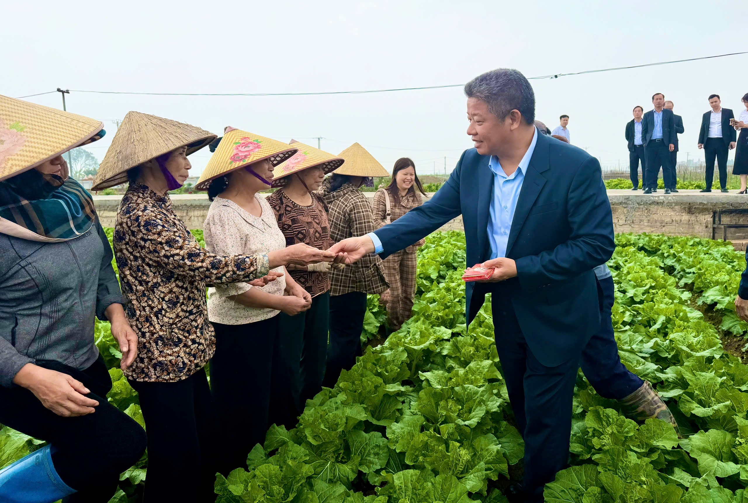 Lãnh đạo thành phố làm việc với xã Bát Tràng và Thư Lâm về phát triển nông nghiệp và công nghiệp - ảnh 6