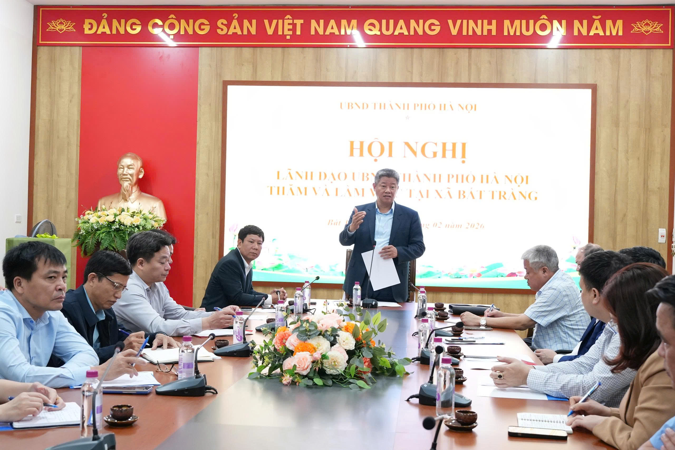 Lãnh đạo thành phố làm việc với xã Bát Tràng và Thư Lâm về phát triển nông nghiệp và công nghiệp - ảnh 1