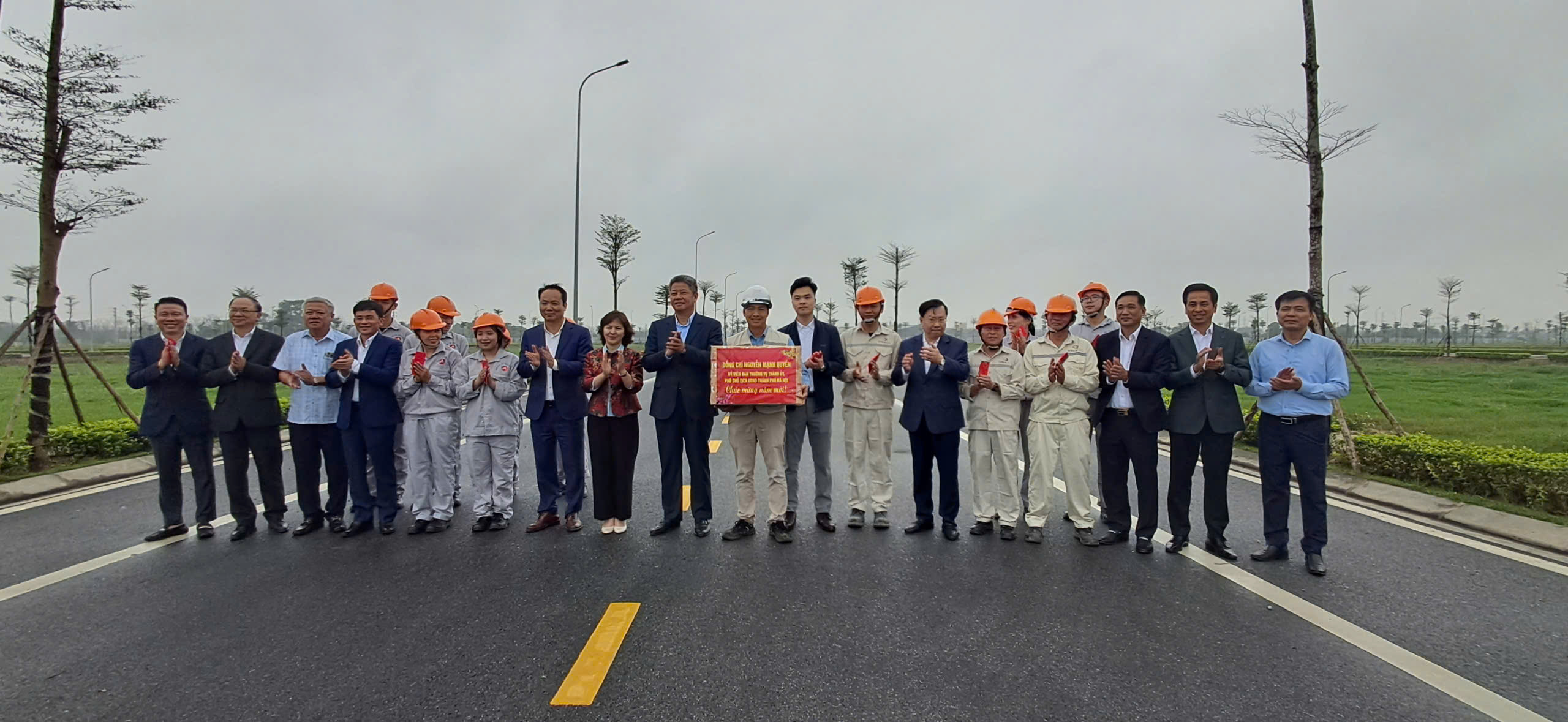 Lãnh đạo thành phố làm việc với xã Bát Tràng và Thư Lâm về phát triển nông nghiệp và công nghiệp - ảnh 9