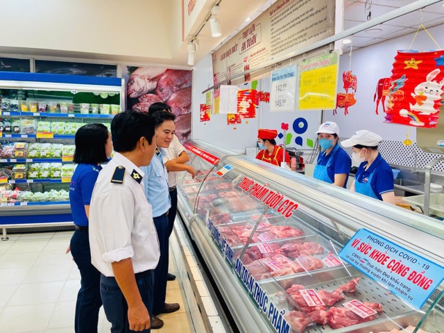 Quản lý thị trường vào cuộc mạnh mẽ, bảo vệ quyền lợi du khách mùa lễ hội - ảnh 1