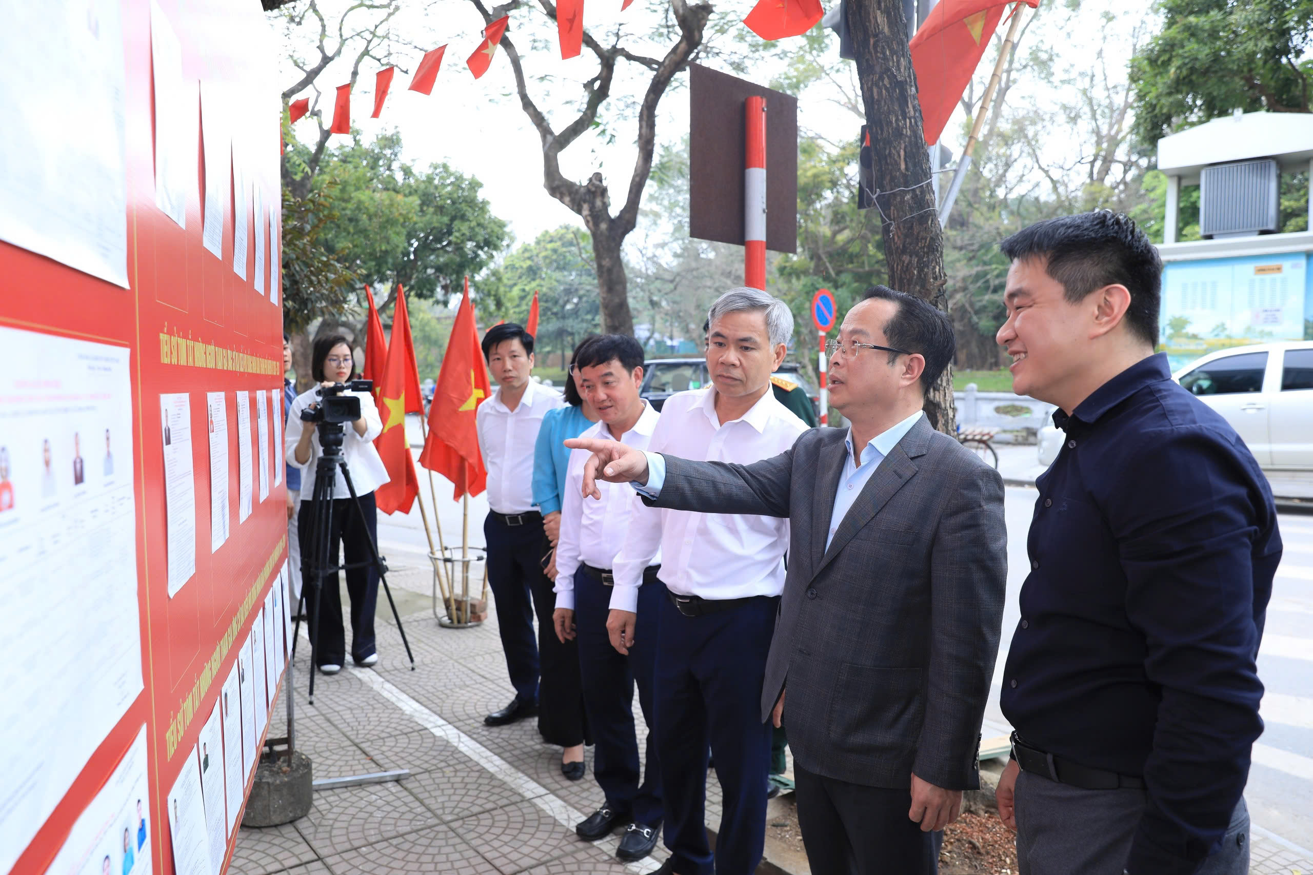 Lãnh đạo thành phố kiểm tra công tác chuẩn bị bầu cử tại Sơn Tây, Đoài Phương, Tùng Thiện - ảnh 1