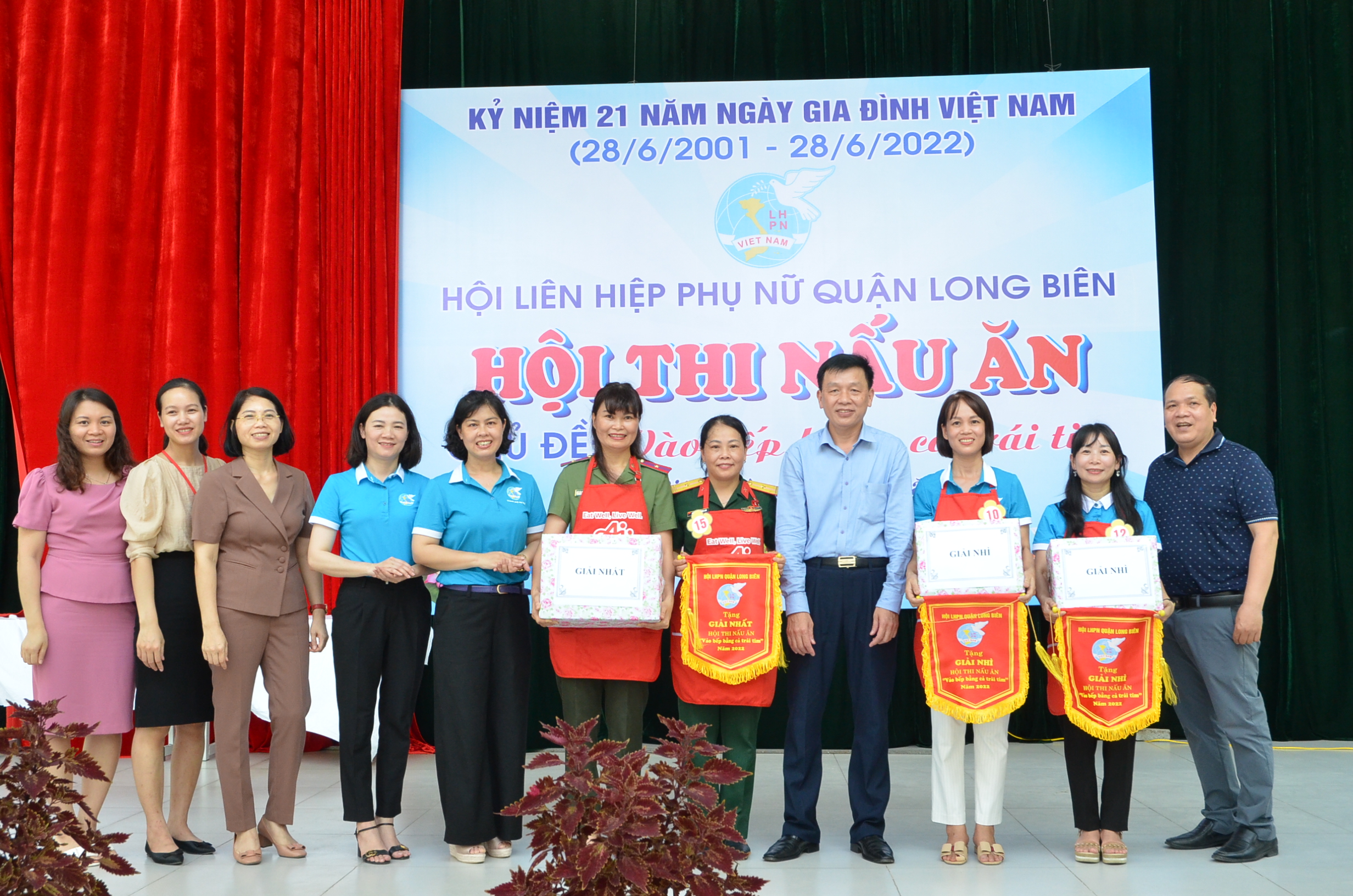 Cán bộ, hội viên phụ nữ quận Long Biên “Vào bếp bằng cả trái tim” - ảnh 12