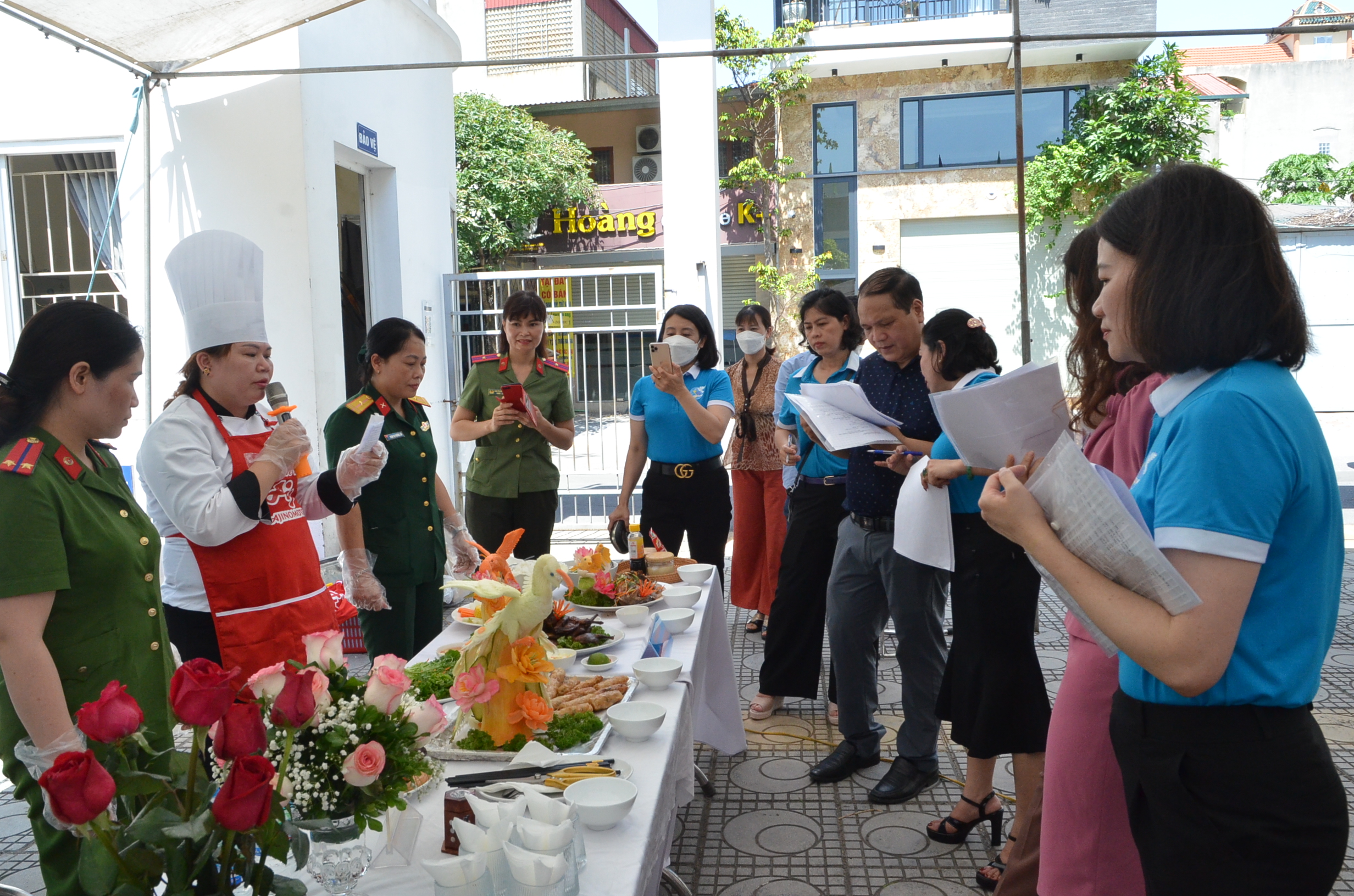 Cán bộ, hội viên phụ nữ quận Long Biên “Vào bếp bằng cả trái tim” - ảnh 8