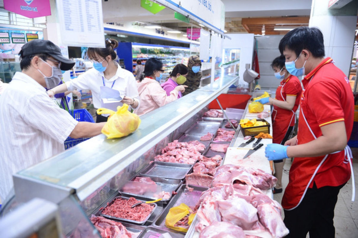 Hộ chăn nuôi chật vật ứng phó với giá nguyên liệu tăng cao - ảnh 1