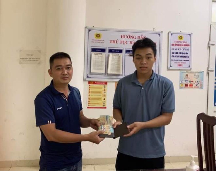 Đến tận nhà trả lại giấy tờ tùy thân cho thí sinh bị đánh rơi - ảnh 1
