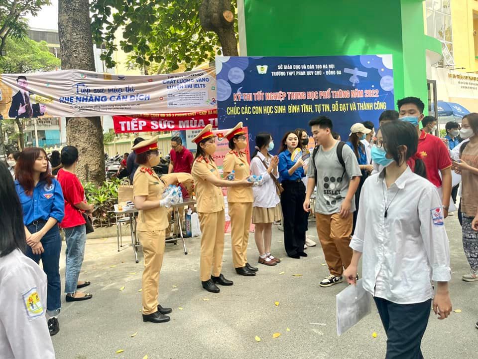 Nữ cảnh sát giao thông Thủ đô chung tay “Tiếp sức mùa thi“ - ảnh 2