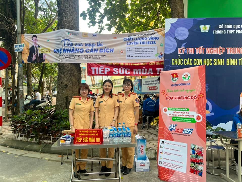 Nữ cảnh sát giao thông Thủ đô chung tay “Tiếp sức mùa thi“ - ảnh 1