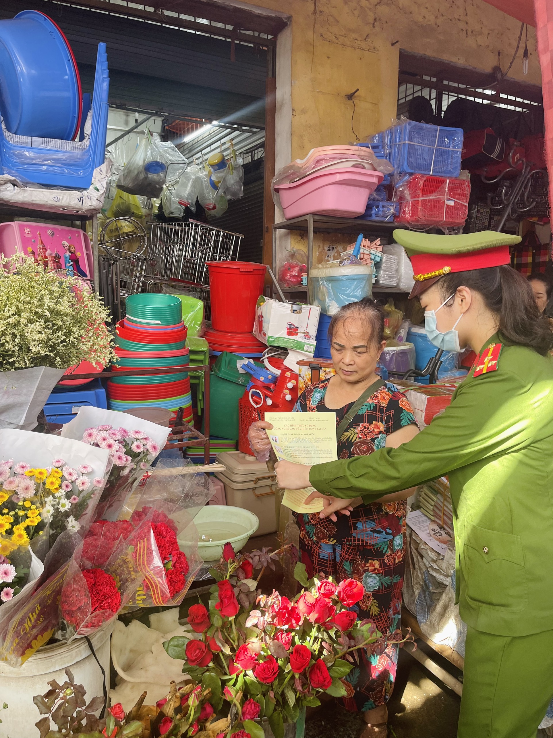 “Đi từng xã, xuống từng nhà” để tuyên truyền phòng tránh lừa đảo cho người dân - ảnh 2