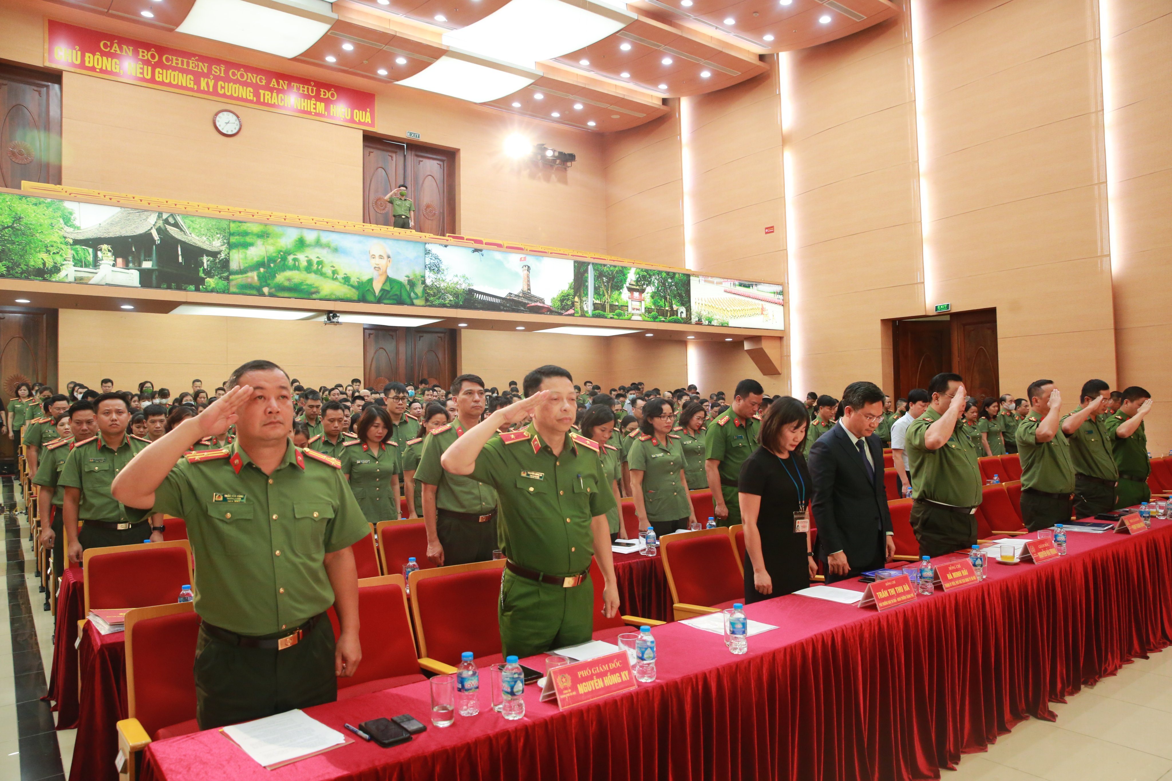 Công an TP Hà Nội: Phát động phong trào thi đua học tập gương dũng cảm hy sinh của 3 liệt sĩ - ảnh 1