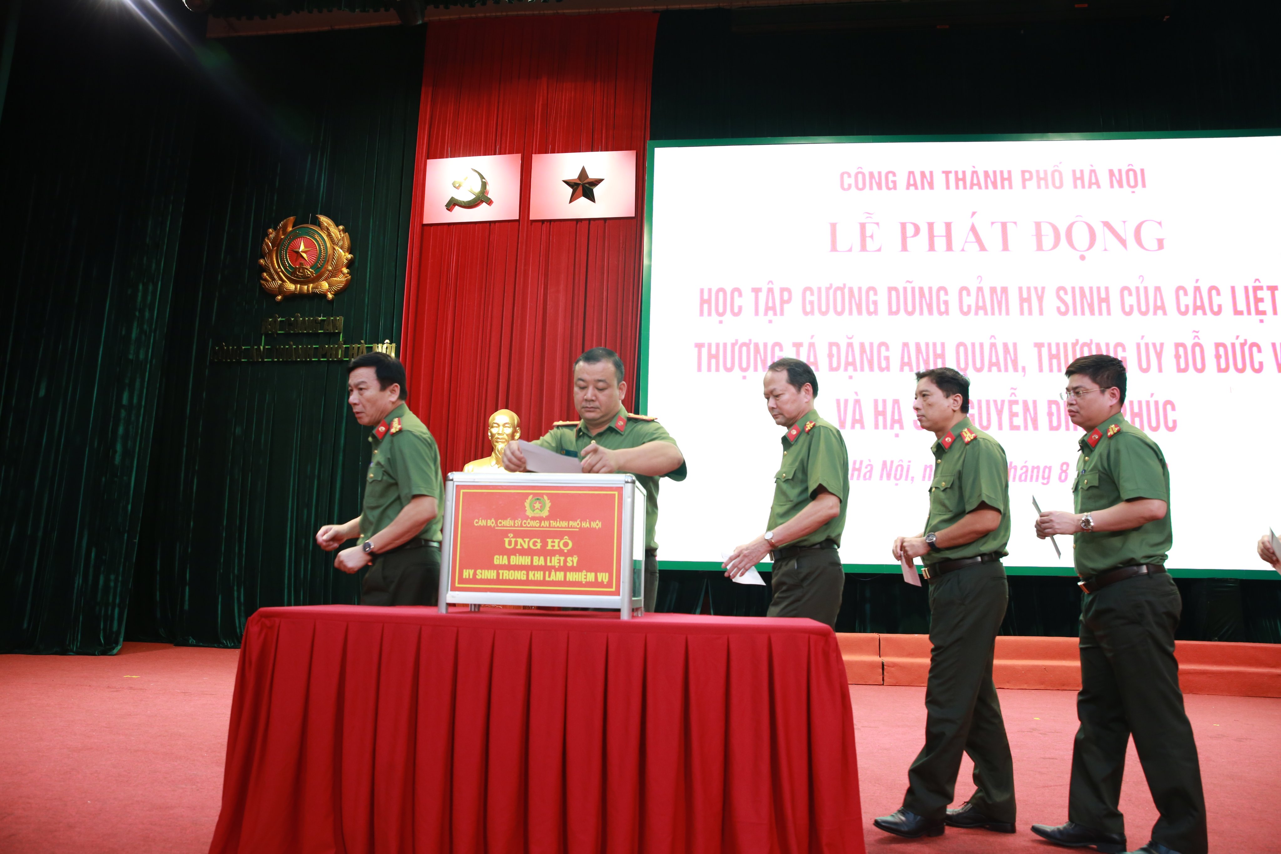 Công an TP Hà Nội: Phát động phong trào thi đua học tập gương dũng cảm hy sinh của 3 liệt sĩ - ảnh 3