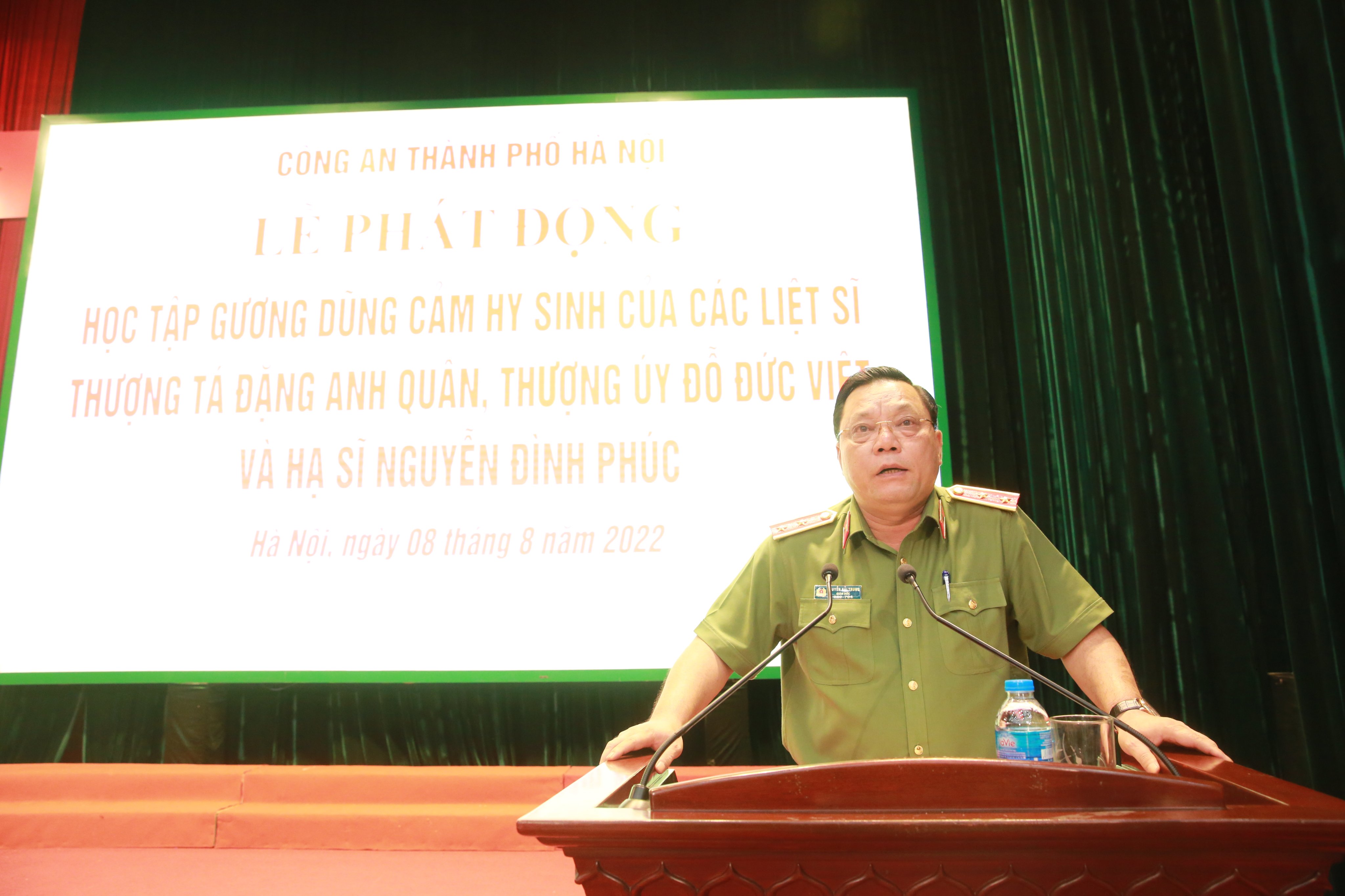 Công an TP Hà Nội: Phát động phong trào thi đua học tập gương dũng cảm hy sinh của 3 liệt sĩ - ảnh 2