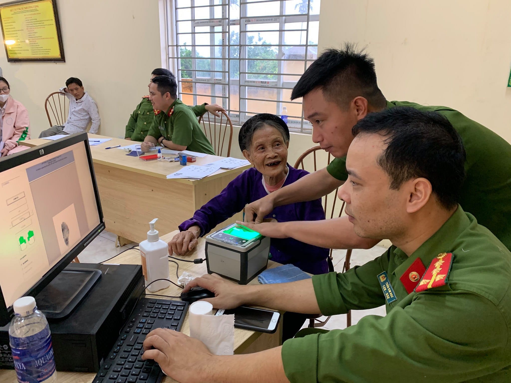 Công an Hà Nội tích cực triển khai, đẩy nhanh tiến độ cấp CCCD gắn chíp cho người dân - ảnh 1