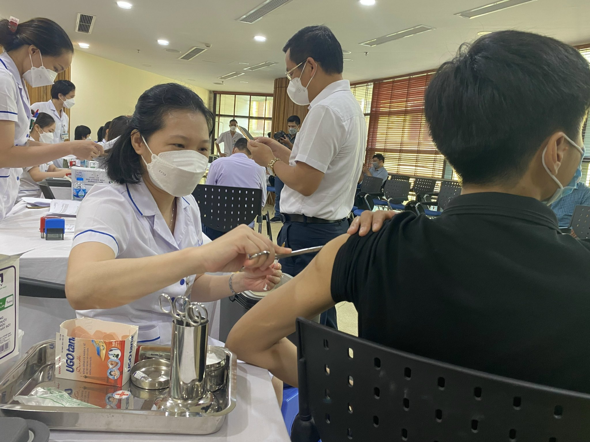 Hà Nội tăng tốc độ tiêm vắc-xin phòng Covid-19 tại các quận, huyện - ảnh 1