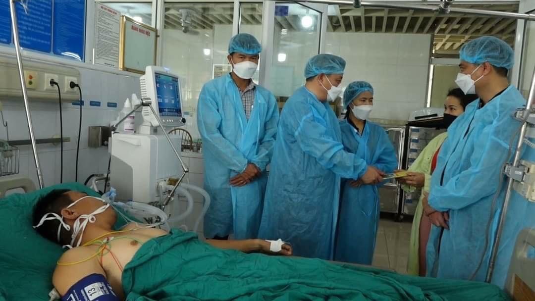 Một chiến sĩ công an bị thương khi tham gia cứu cháy xưởng chăn ga ở huyện Thanh Oai - ảnh 3