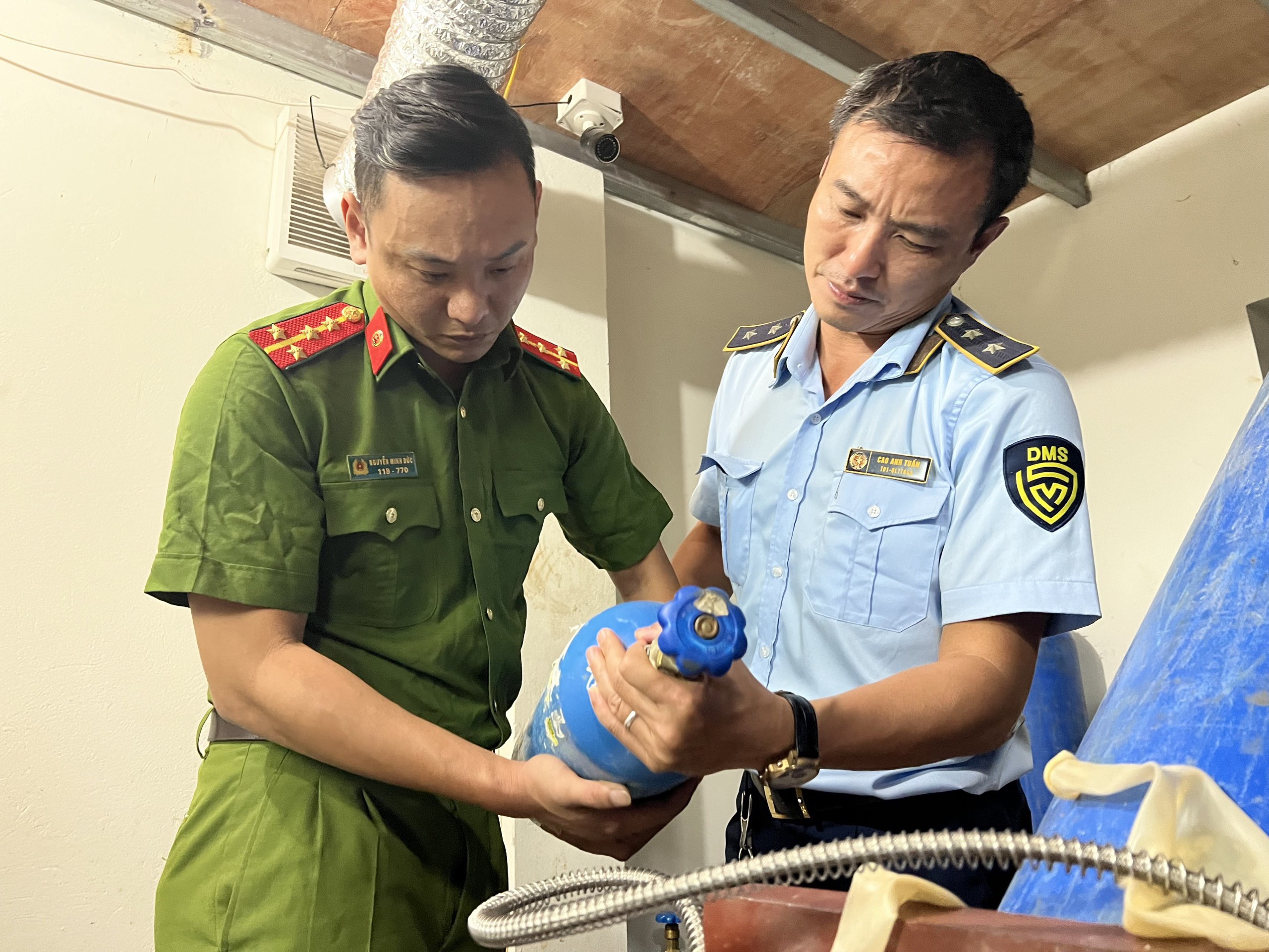 Bắt giữ hơn 100 bình khí cười các loại - ảnh 1